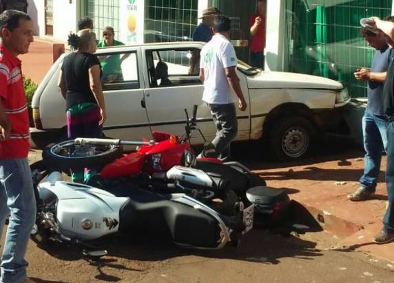 Condutora 

perde o controle de veículo e bate em motos - foto 3