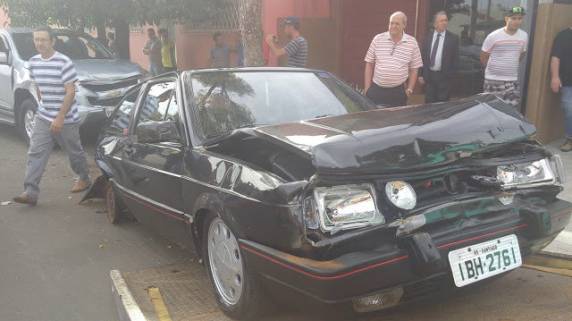 Três carros sofrem danos em acidente de trânsito causado por homem embriagado em Santiago - foto 3
