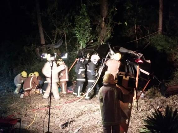 Carro saiu da 

pista e bateu em uma árvore às margens da BR, em Ibirama