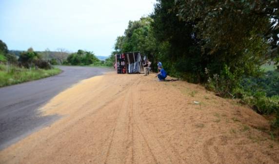 Carreta tomba na BR 386, em Frederico Westphalen - foto 2