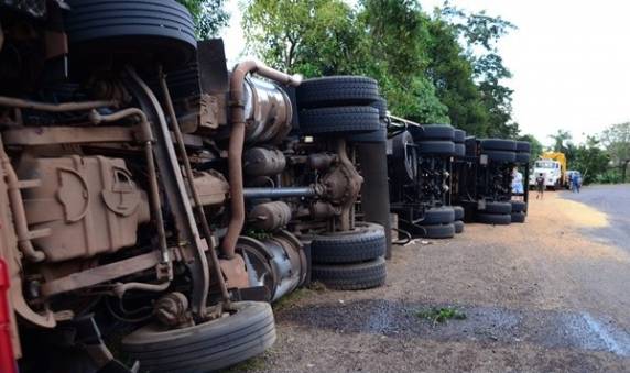 Carreta tomba na BR 386, em Frederico Westphalen - foto 4