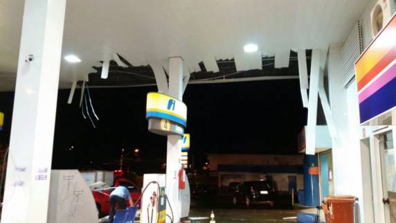 Muita sujeira pelas ruas e pontos sem energia é o saldo das rajadas de vento do 

inicio da noite de sábado