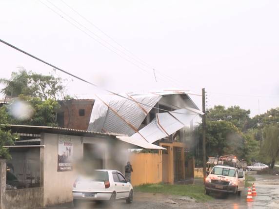 De acordo com bombeiros, casas foram 

destelhadas e árvores caíram