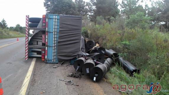 Caminhão Volvo com carga de bobinas de manta asfáltica tomba na BR 285, Km 428 em
Linha Maranei - foto 2