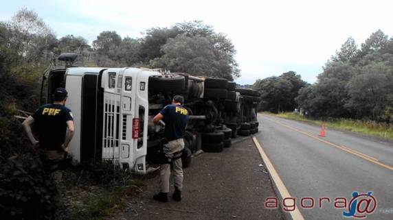 Caminhão Volvo com carga de bobinas de manta asfáltica tomba na BR 285, Km 428 em
Linha Maranei - foto 3