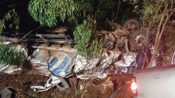 Duas pessoas
ficam feridas em grave acidente na SC-305 em São Lourenço do Oeste - foto 2