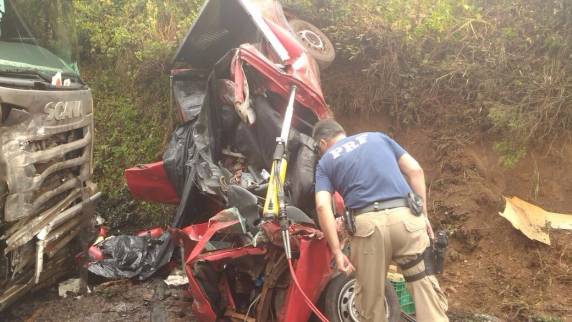 Caminhão de Santa Izabel do 

Oeste se envolve em grave acidente em SC - foto 3