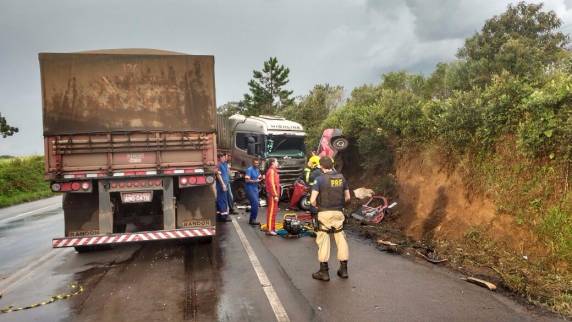 Caminhão de Santa Izabel do 

Oeste se envolve em grave acidente em SC - foto 4