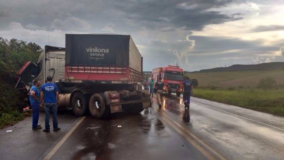 Caminhão de Santa Izabel do 

Oeste se envolve em grave acidente em SC - foto 2