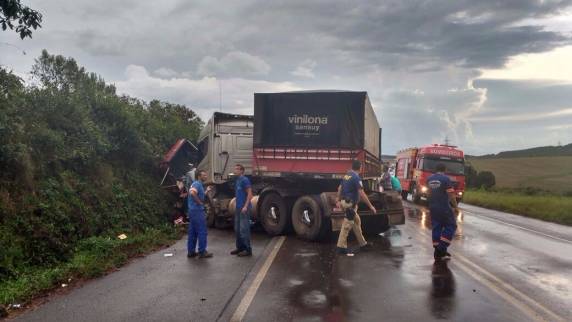 Caminhão de Santa Izabel do 

Oeste se envolve em grave acidente em SC - foto 5