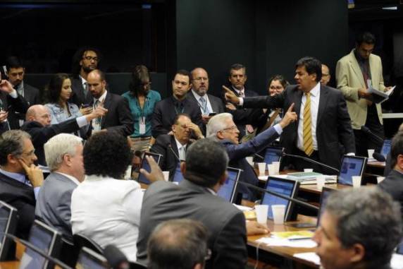 35 dos 65 deputados que analisam pedido de afastamento de Dilma Rousseff somam 153 pendências 

entre inquéritos, ações criminais e cíveis ou rejeição de contas. Oito são réus no STF e seis foram condenados em ao menos uma instância