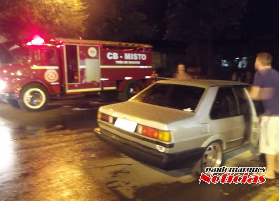 Bombeiros 

combatem incêndio em veículo no centro de Três de Maio - foto 3