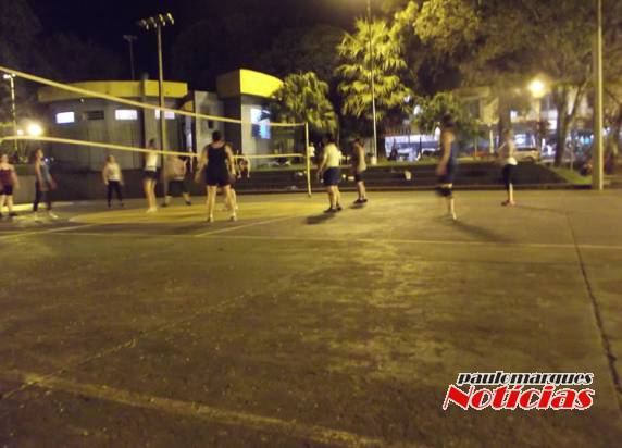 Grupo de mulheres do vôlei 

reclamam da falta de iluminação na quadra