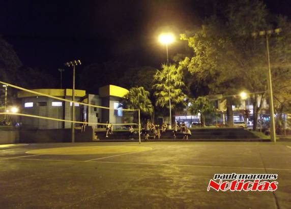 Luminárias da quadra da Praça Henrique Becker Filho não funcionam; VEJA VÍDEO - foto 3