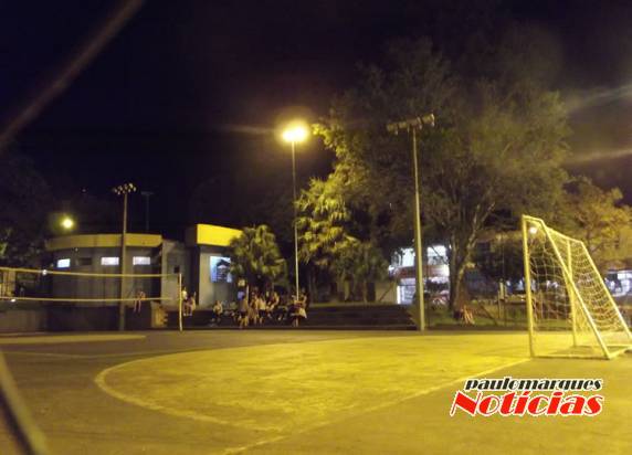 Luminárias da quadra da Praça Henrique Becker Filho não funcionam; VEJA VÍDEO - foto 2