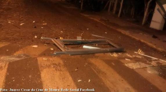 Criminosos explodem caixa eletrônico do Banrisul em Panambi - foto 3