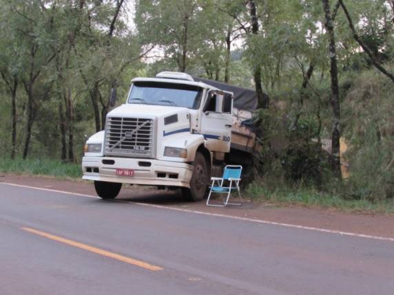 Acidente envolvendo caminhão na RS-155 em Santo 

Augusto - foto 2