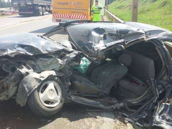 Colisão frontal aconteceu por volta das 11h da manhã desta sexta-feira 

(8)