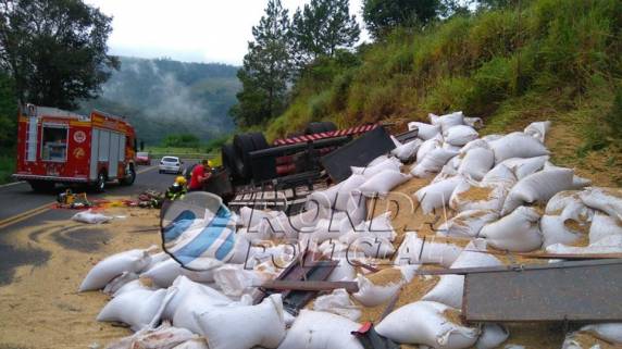 Adolescente morre e outros dois ficam gravemente feridos em capotamento na SC-484, em Chapecó - foto 2