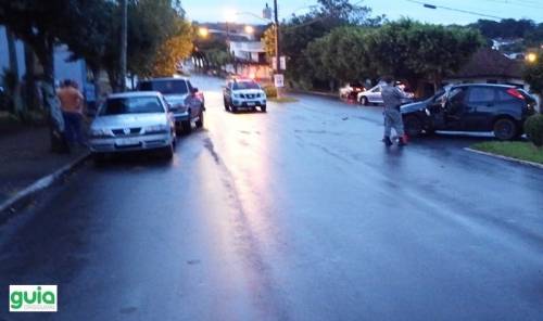 Acidente de trânsito com danos materiais no centro de Crissiumal - foto 2