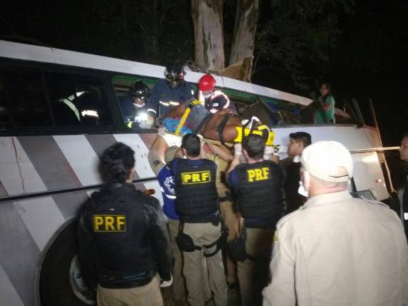 Conforme relatos de passageiros, motorista teria perdido o 

controle do veículo após disparos de arma de fogo 
