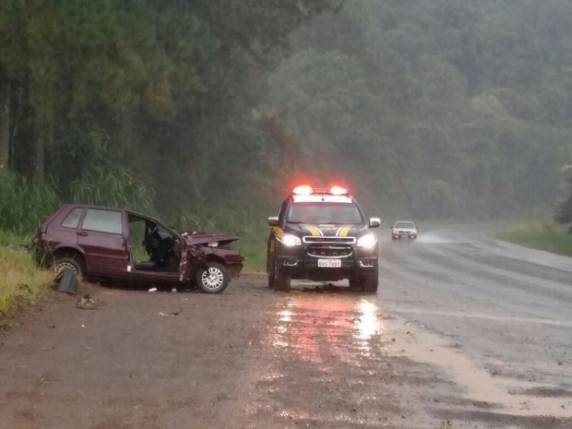 Uma jovem morreu e quatro pessoas ficaram feridas em colisão na BR-282
