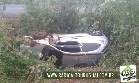 Um capotamento ocorrido neste domingo (10) na ERS-207, deixou uma mulher ferida em Vista Nova, interior de Crissiumal