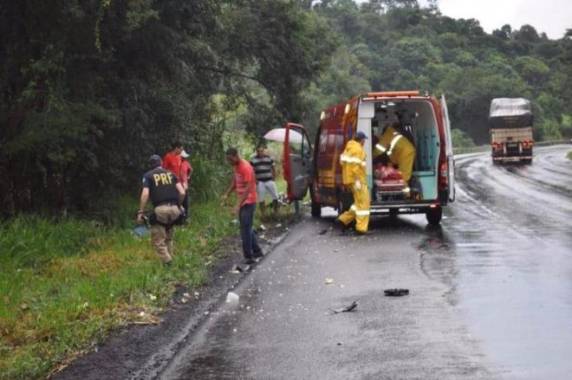 Em Iraceminha, carro e moto se 

envolveram em colisão; Chovia bastante no momento do acidente, segundo a PRF