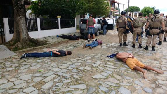 VÍDEO: PM prende bandidos após assalto com reféns em banco de Balneário Piçarras - foto 2