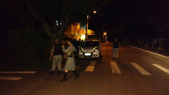 Pelo menos duas pessoas foram presas e um 

revólver, apreendido até 23h