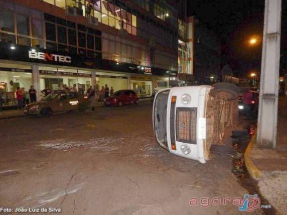 Gol abalroa Kombi que se choca em Voyage estacionado resultando em danos materiais nos três veículos