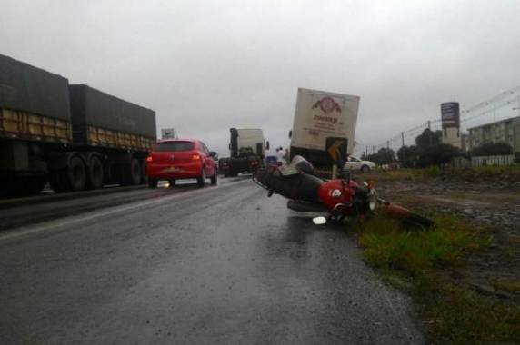 Motociclista foi atingido por caminhão que trafegava no mesmo sentido, 

mas não ficou ferido