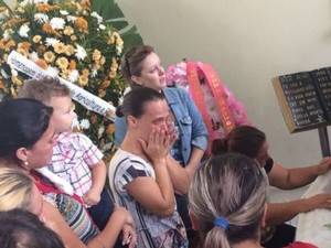 PM é acionada após tumulto em velório de menina de 3 anos - foto 4