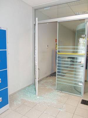 Grupo armado assalta
dois bancos, lotérica e rodoviária no interior do RS - foto 2