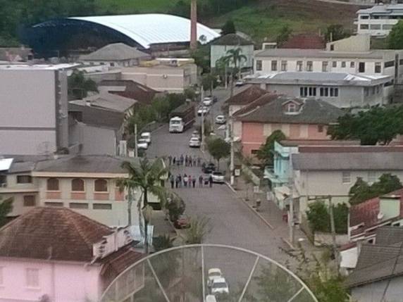 Grupo armado assalta
dois bancos, lotérica e rodoviária no interior do RS - foto 3