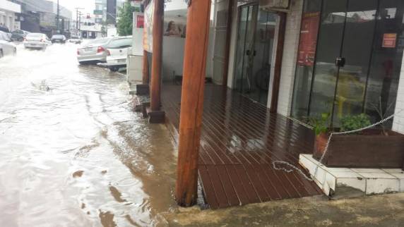 Chuvarada causa deslizamentos e interdita vias em Balneário Camboriú - foto 5