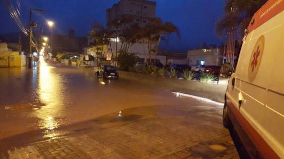 Chuvarada causa deslizamentos e interdita vias em Balneário Camboriú - foto 3