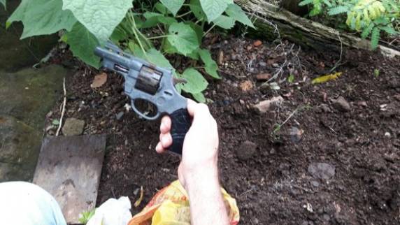 Mulher é presa com meio quilo de Crack no bairro Santiago Pompeu em Santiago - foto 4