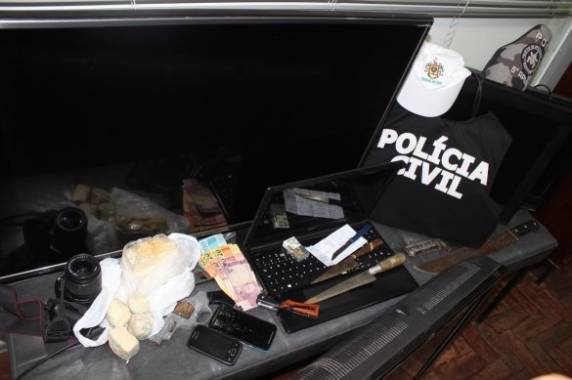 Mulher é presa com meio quilo de Crack no bairro Santiago Pompeu em Santiago - foto 5