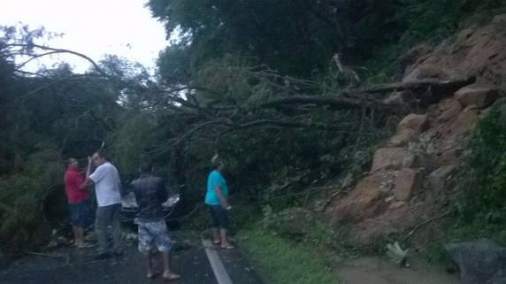 Queda de barreira no morro do Boi atrapalha trânsito na BR 101 - foto 3