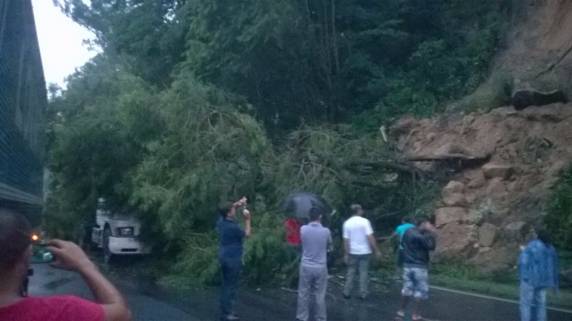 Queda de barreira no morro do Boi atrapalha trânsito na BR 101 - foto 5
