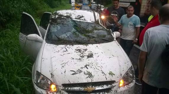 Queda de barreira no morro do Boi atrapalha trânsito na BR 101 - foto 6