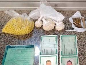 PRF apreende 148 kg de maconha em carro acidentado na BR-101 - foto 2
