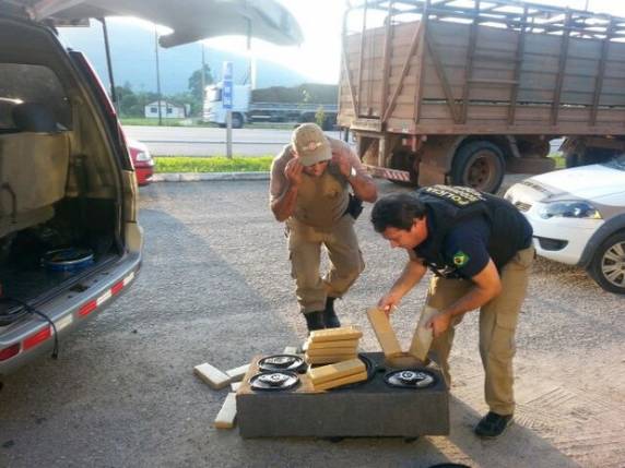 Três brasileiros e um paraguaio foram detidos na manhã deste sábado (16)