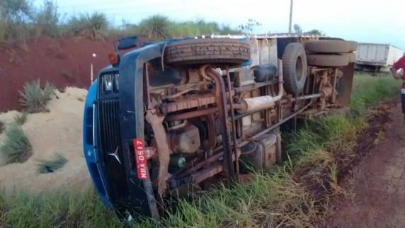 Caminhão carregado de soja tombou na RS-165 em São
Luiz Gonzaga - foto 2