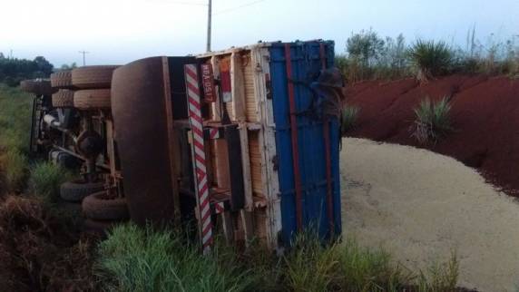 Caminhão carregado de soja tombou na RS-165 em São
Luiz Gonzaga - foto 3