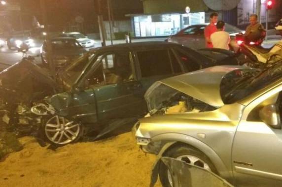 Mãe e filha que estavam em um dos carros e namorada do motorista do outro veículo foram encaminhadas para hospitais