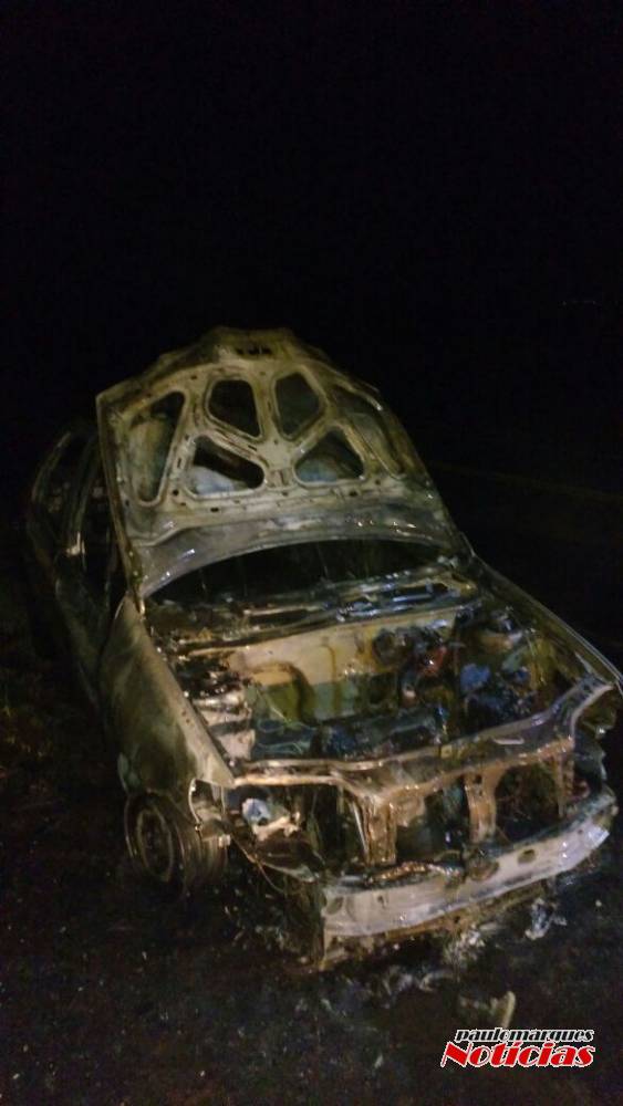 Bombeiros combatem incêndio em veículo na BR-472 em Três de Maio - foto 3