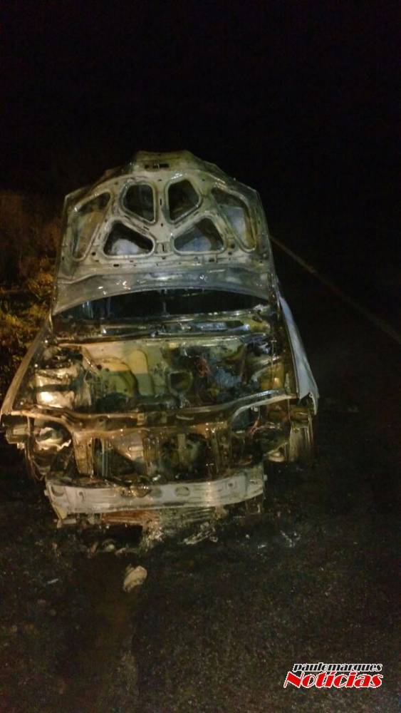 Bombeiros combatem incêndio em veículo na BR-472 em Três de Maio - foto 5