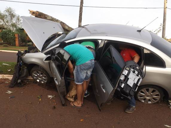 Motorista sofre mal súbito e veículo colide em árvore, em Três
Passos - foto 2